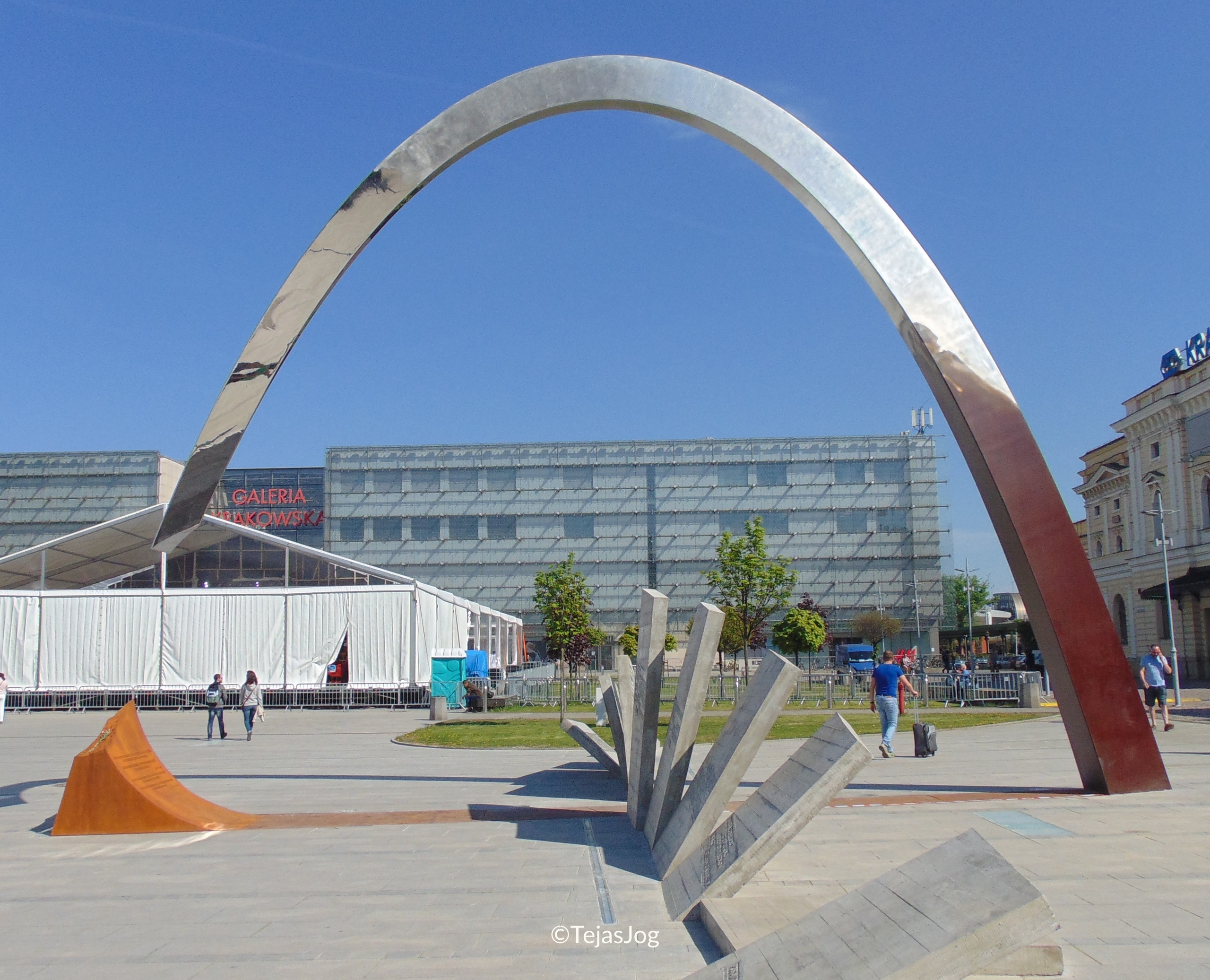 Monument to Ryszard Kukliński at Jan Nowak-Jeziorański Square