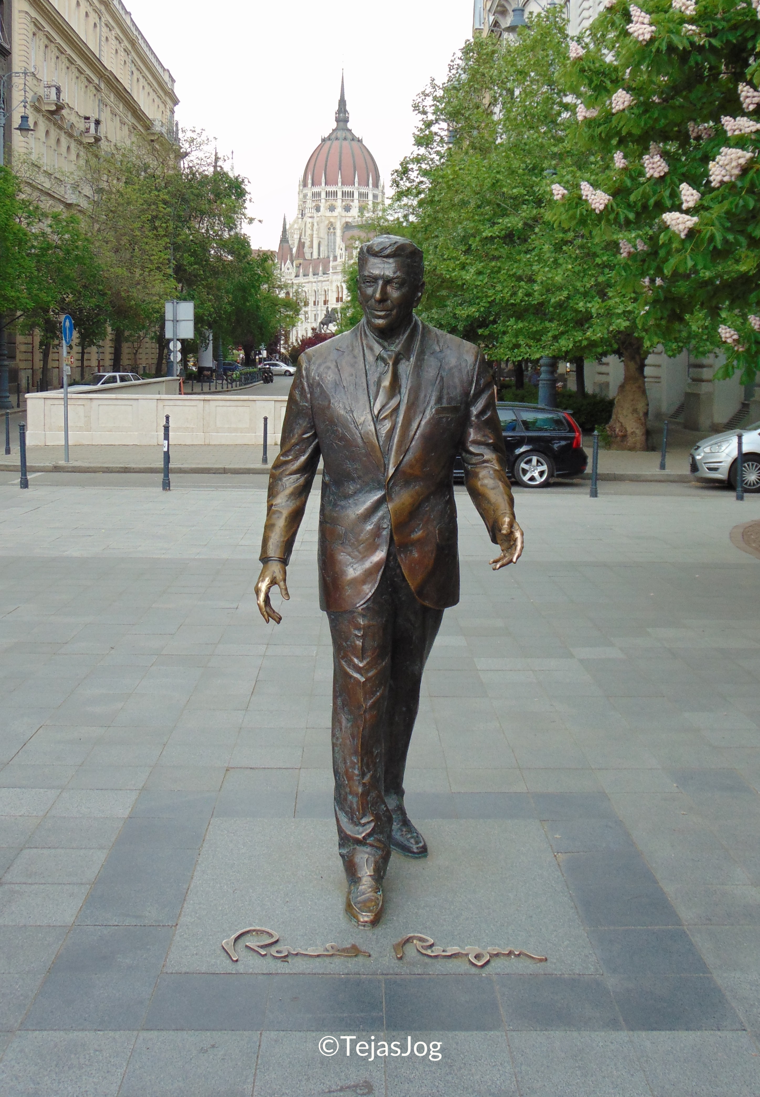 Statue of George H. W. Bush