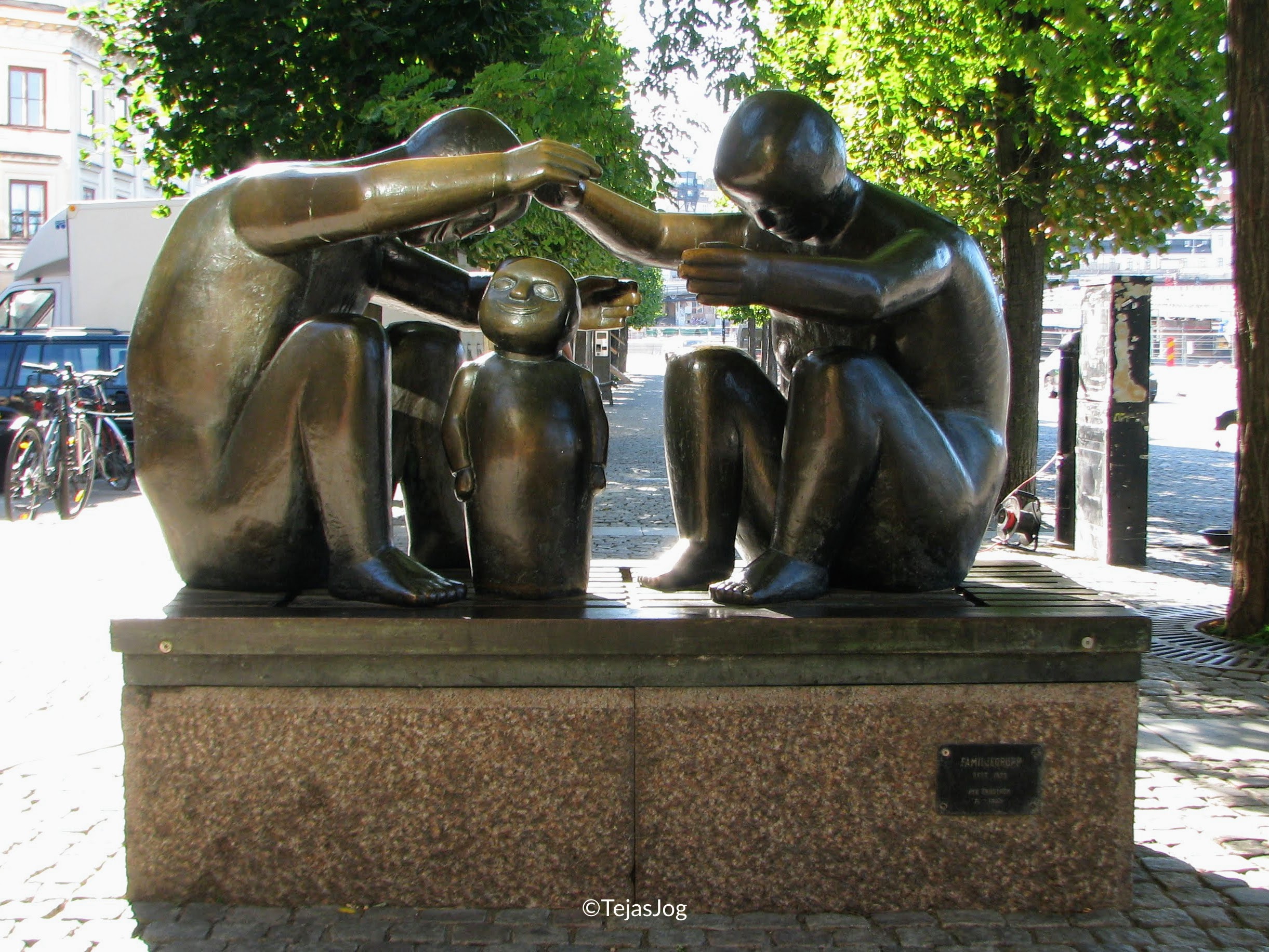 Familjegrupp sculpture