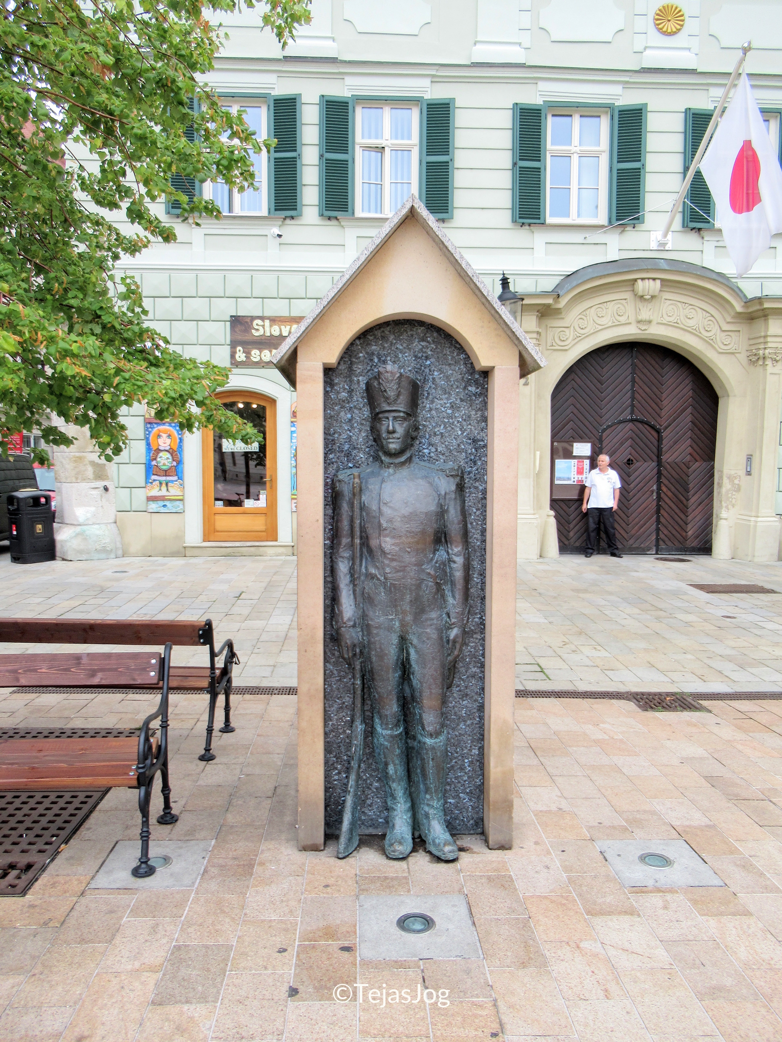 City ​​Guard Statue