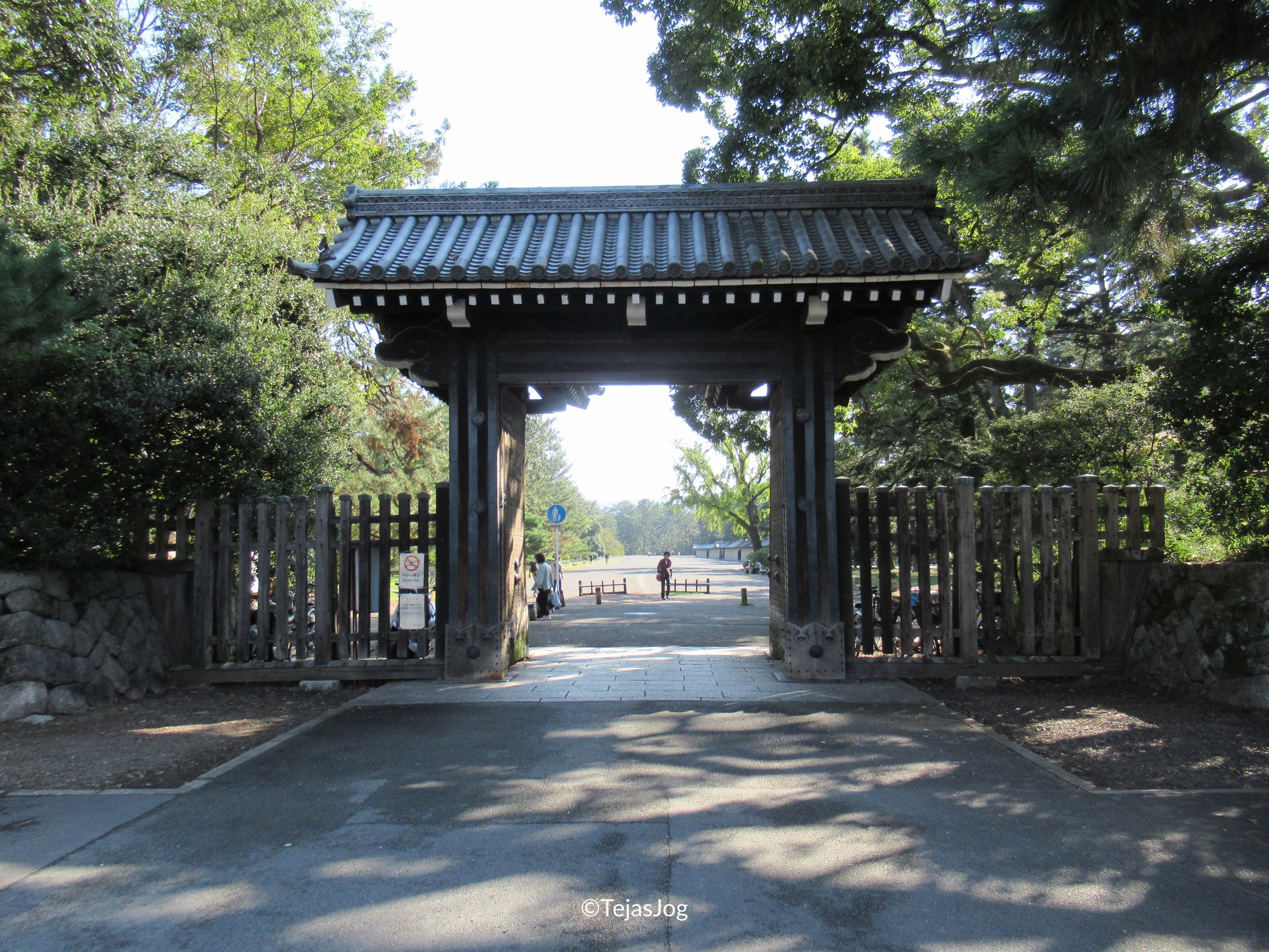 Nakadachiuri Gomon Gate