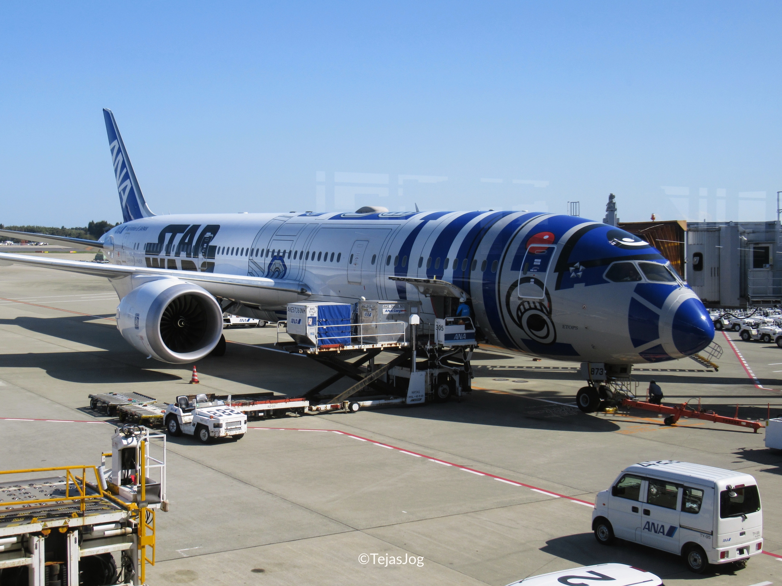 ANA’s “Star Wars R2-D2” Boeing 787-8