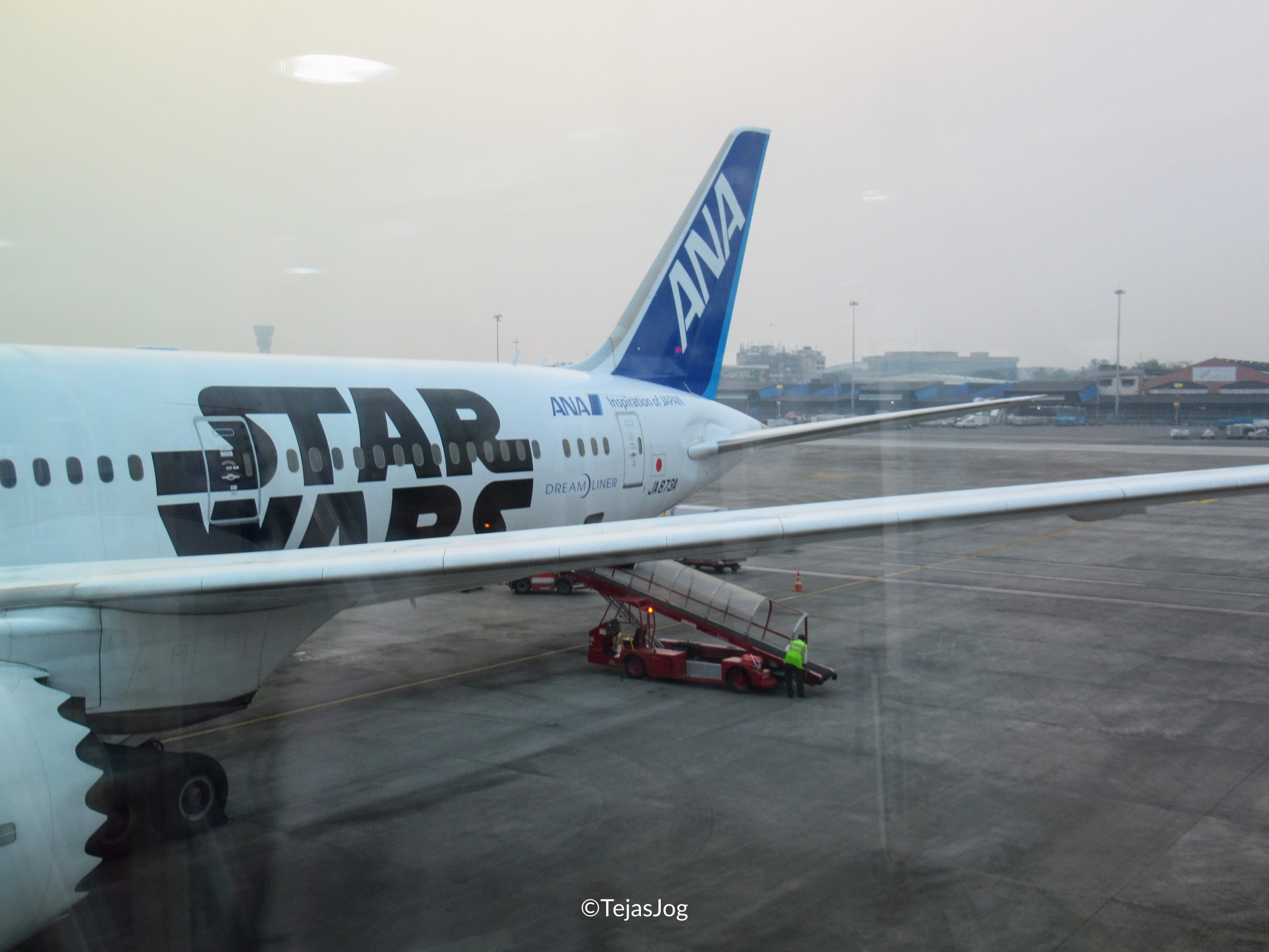 ANA’s “Star Wars R2-D2” Boeing 787-8