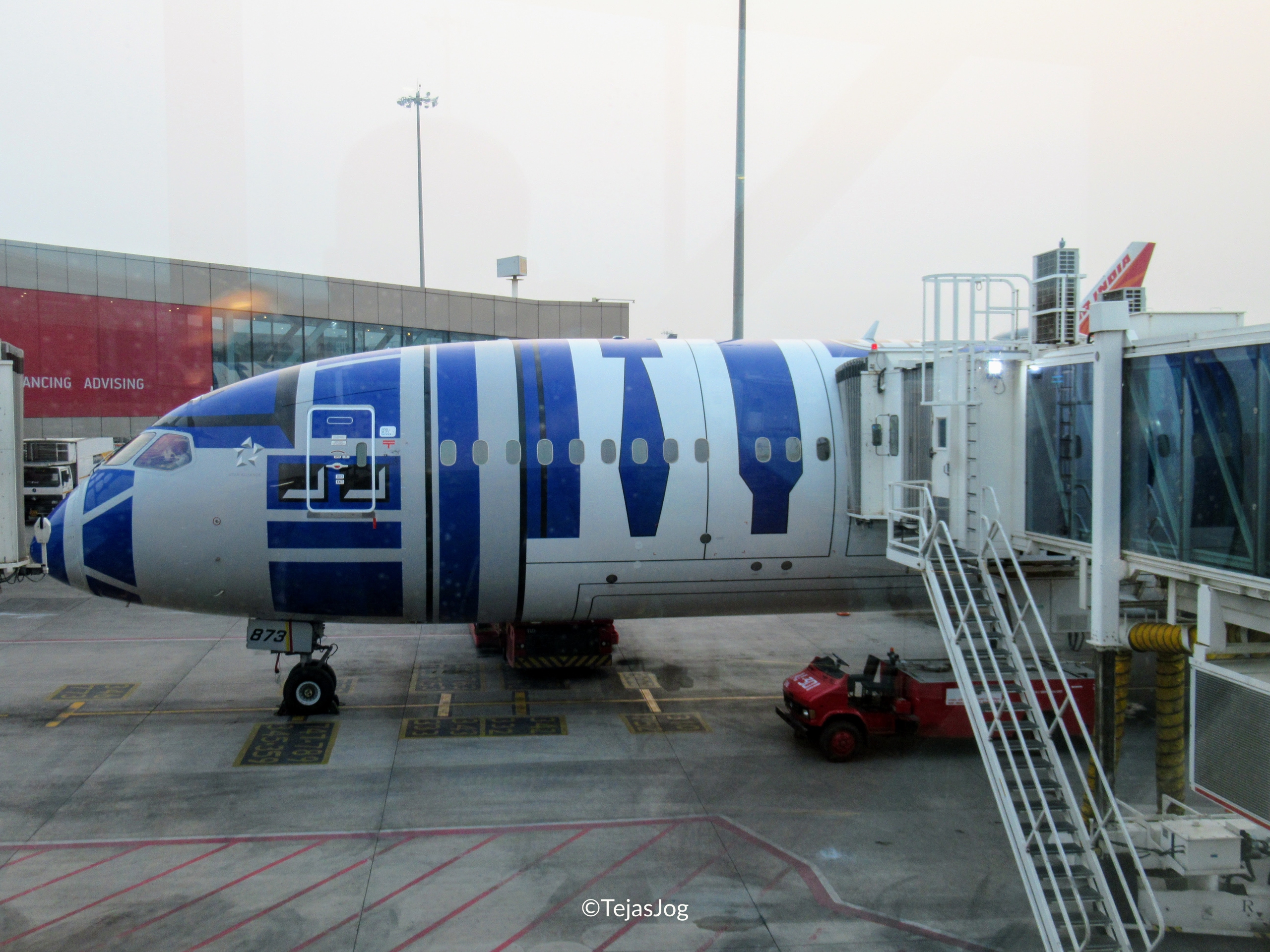 ANA’s “Star Wars R2-D2” Boeing 787-8