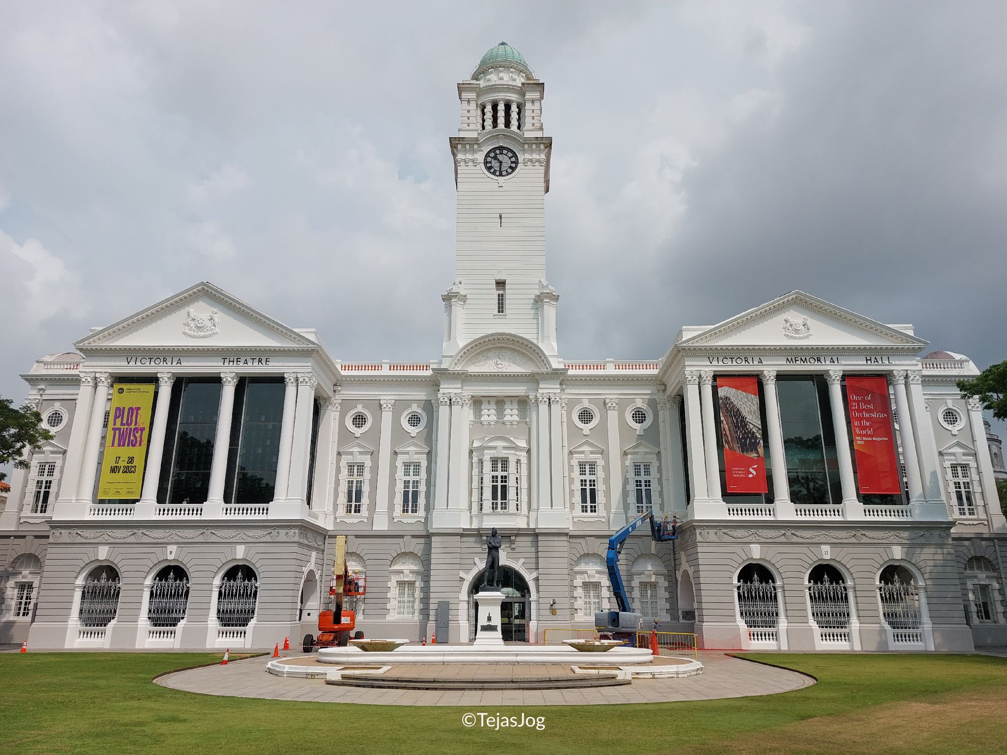 Victoria Theatre and Statue of Sir Stamford Raffles Victoria Theatre and Statue of Sir Stamford Raffles