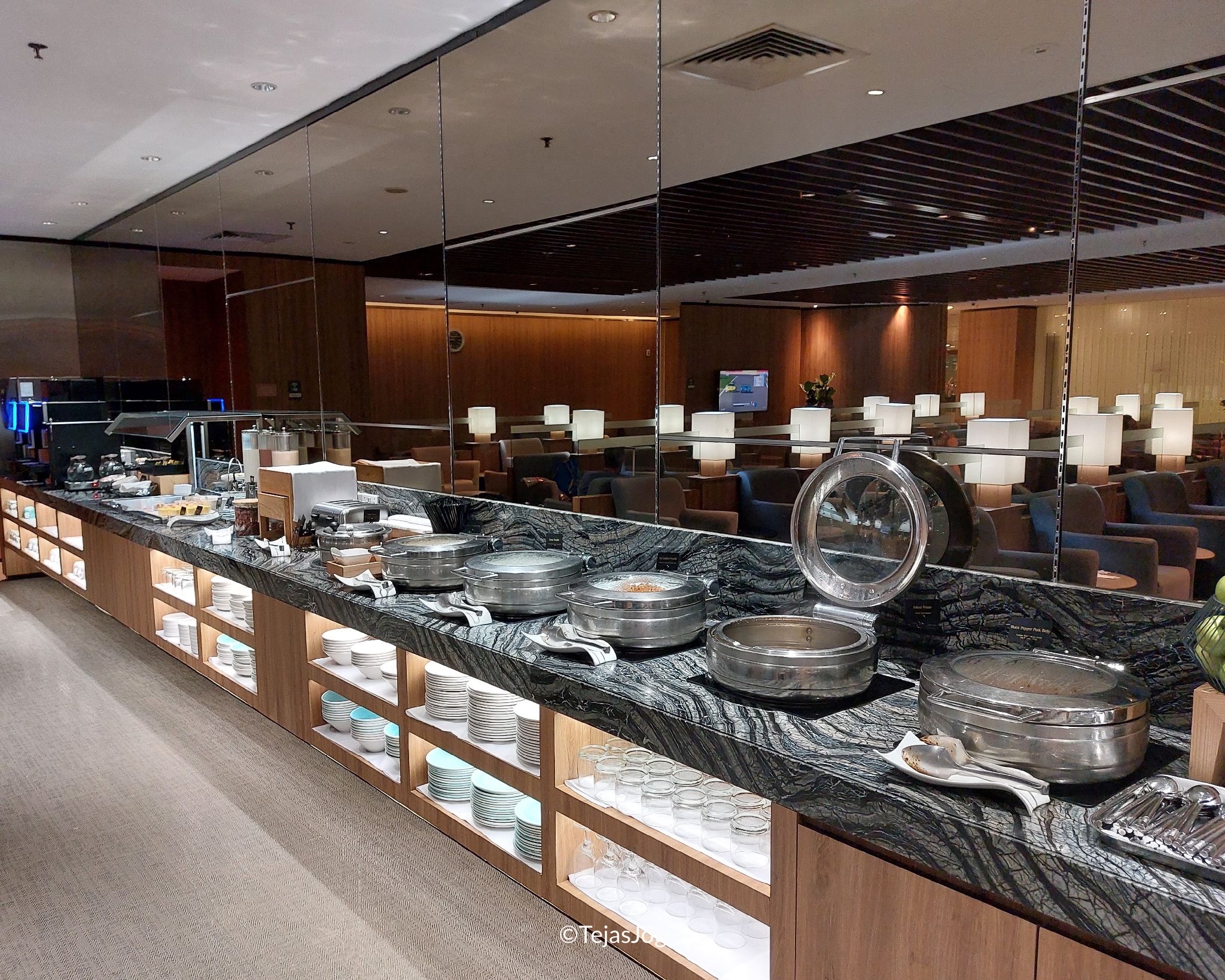 Buffet at KrisFlyer Gold Lounge Buffet at KrisFlyer Gold Lounge