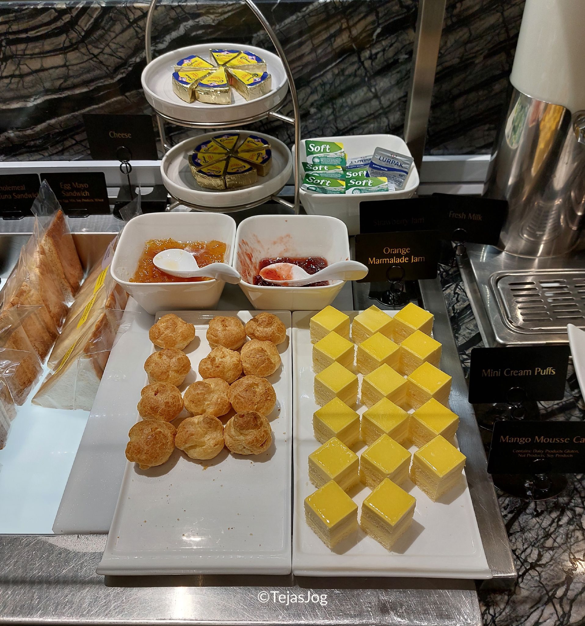 Buffet at KrisFlyer Gold Lounge Buffet at KrisFlyer Gold Lounge