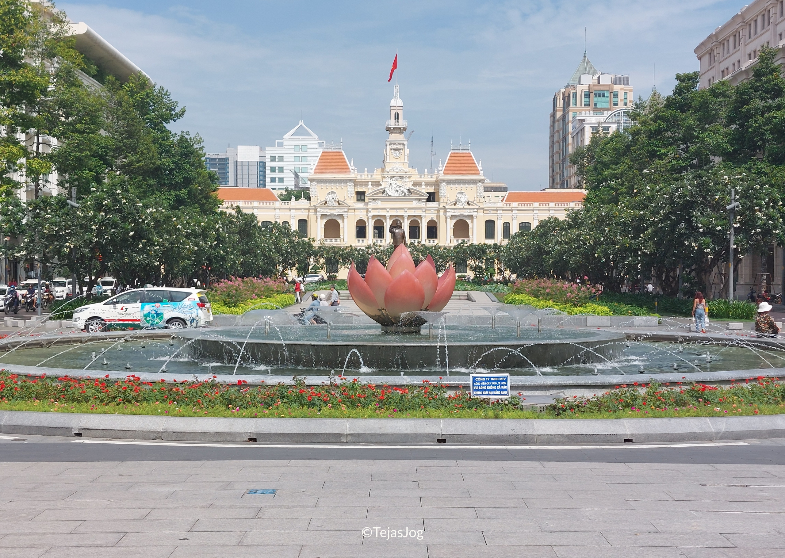 Willow Tree Roundabout / Bùng Binh Cây Liễu