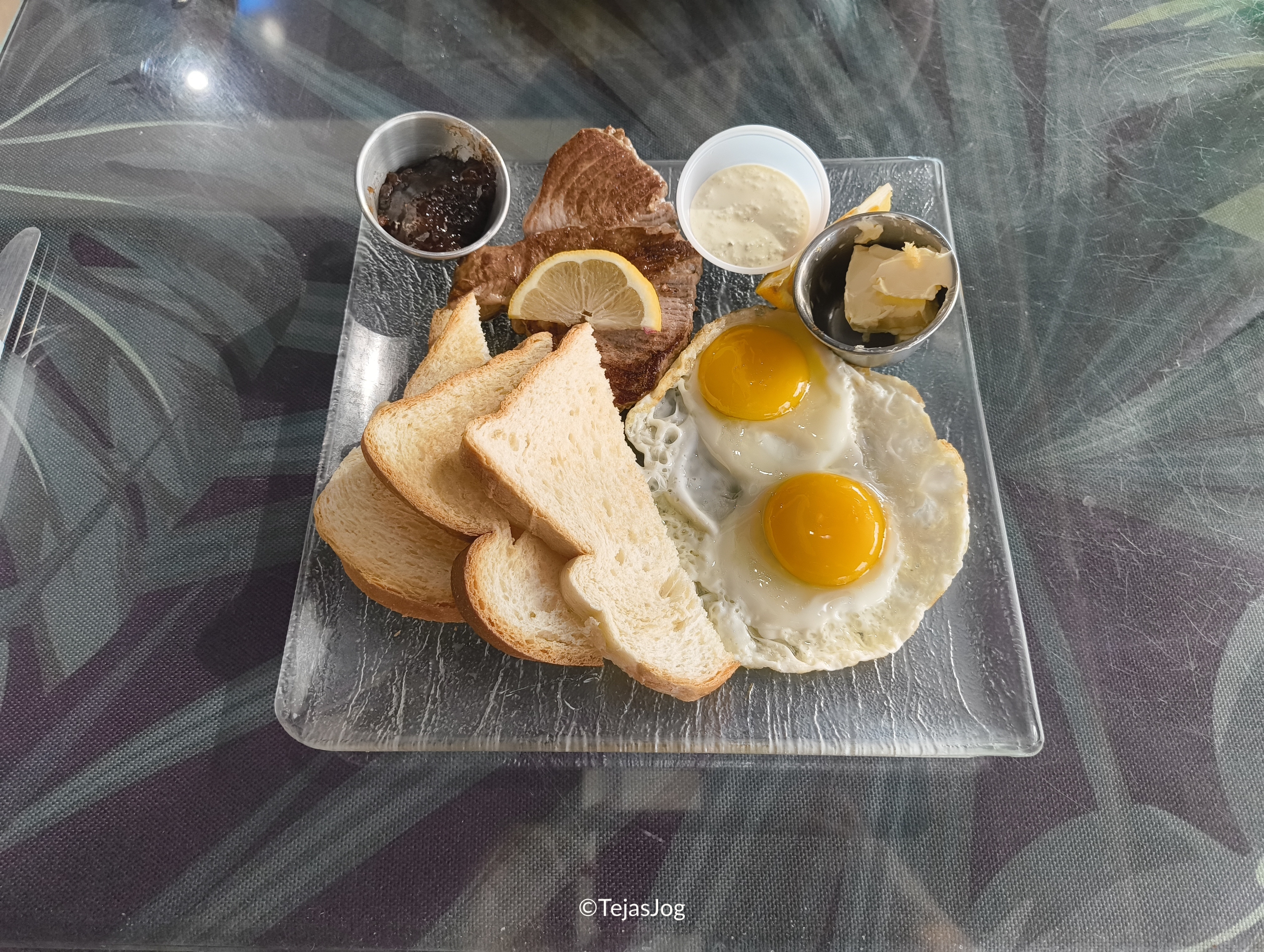 Breakfast at the Tide Table Restaurant & Lounge at Hotel Robert Reimers