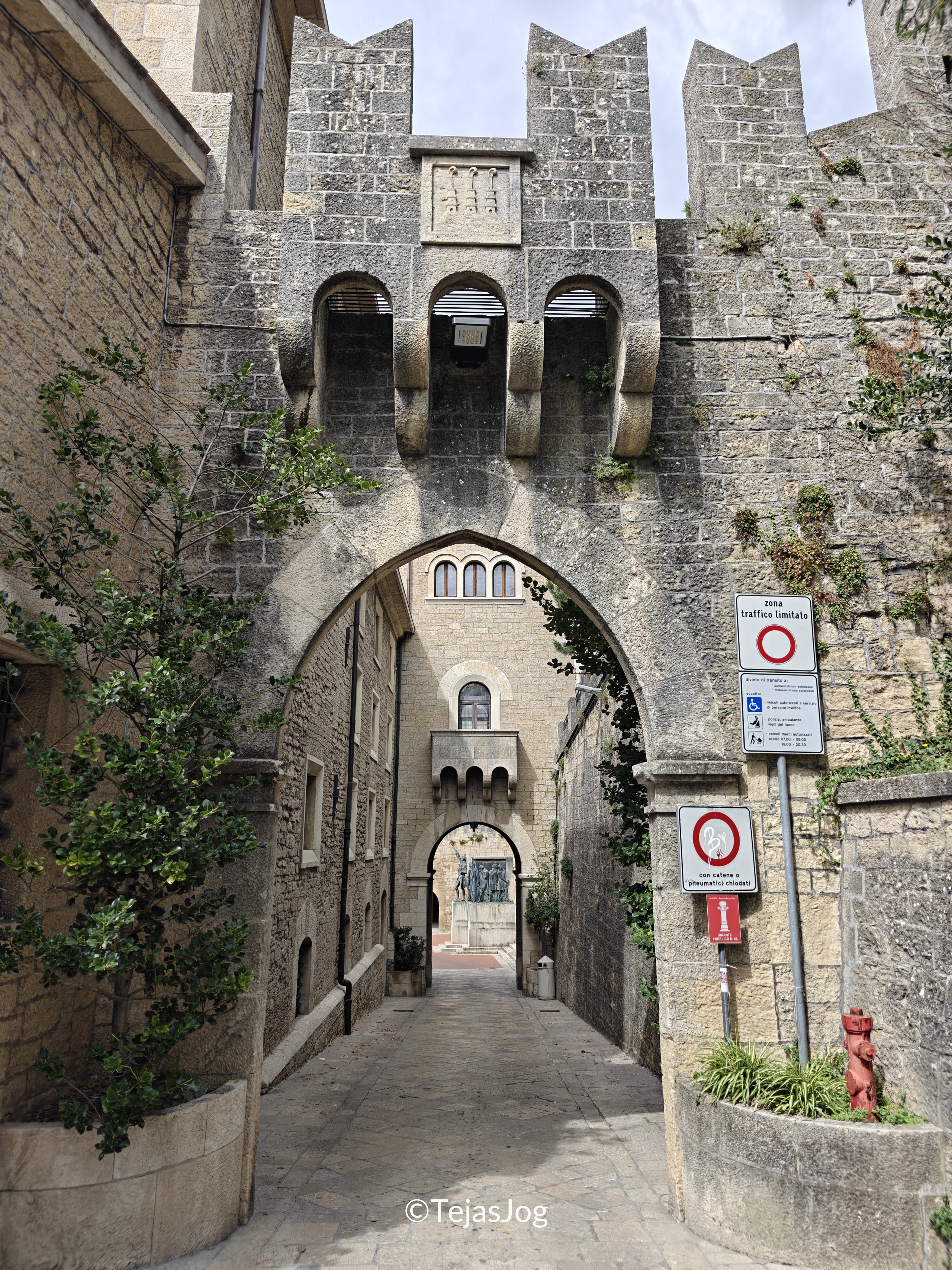 Monument to Girolamo Gozi